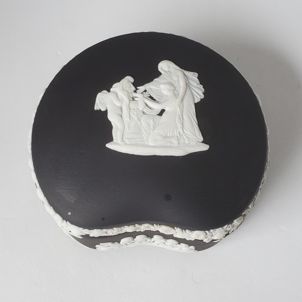 VTG Wedgwood Black Jasperware Kidney Trinket Box Neoclassical Cupid as Oracle